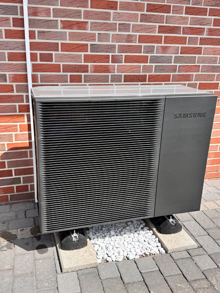 Fertig installierte Wärmepumpe im Garten